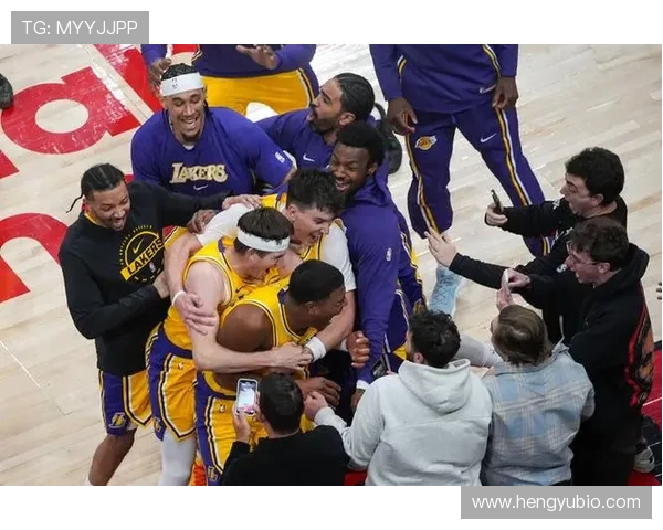 八村塁欧洲步上篮打成2+1 布朗尼里夫斯拉起击掌詹姆斯庆祝瞬间